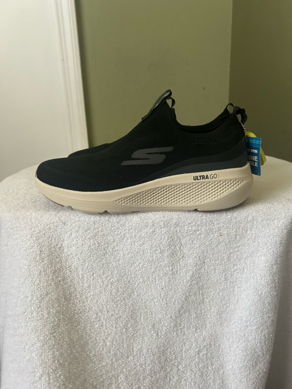 NWOB Skechers Women’s GO run Elevate Slip-On in Black and Cream Sz 9